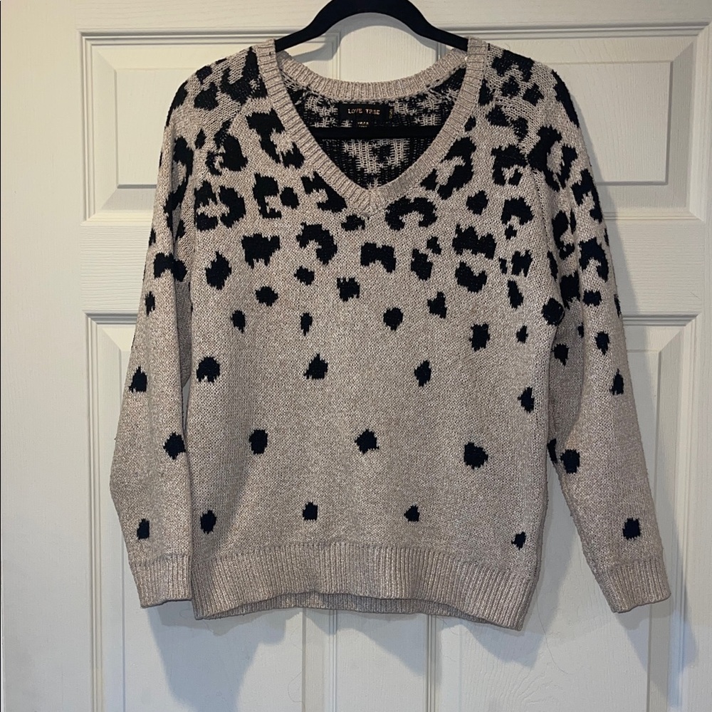 Love Tree Black and beige V-Neck Sweater size S